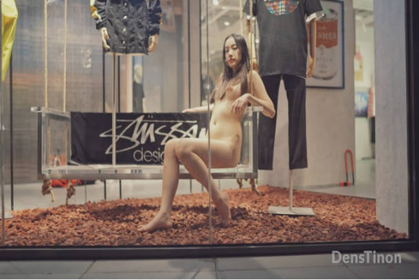 最新流出北京 天使捷哥裸體體購物順便客串一下展櫃模特